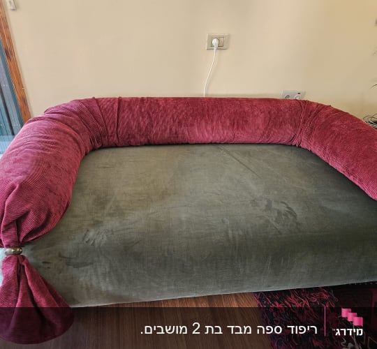 ספה מעוצבת המרופדת בבד ירוק בשילוב כרית גב אדומה
